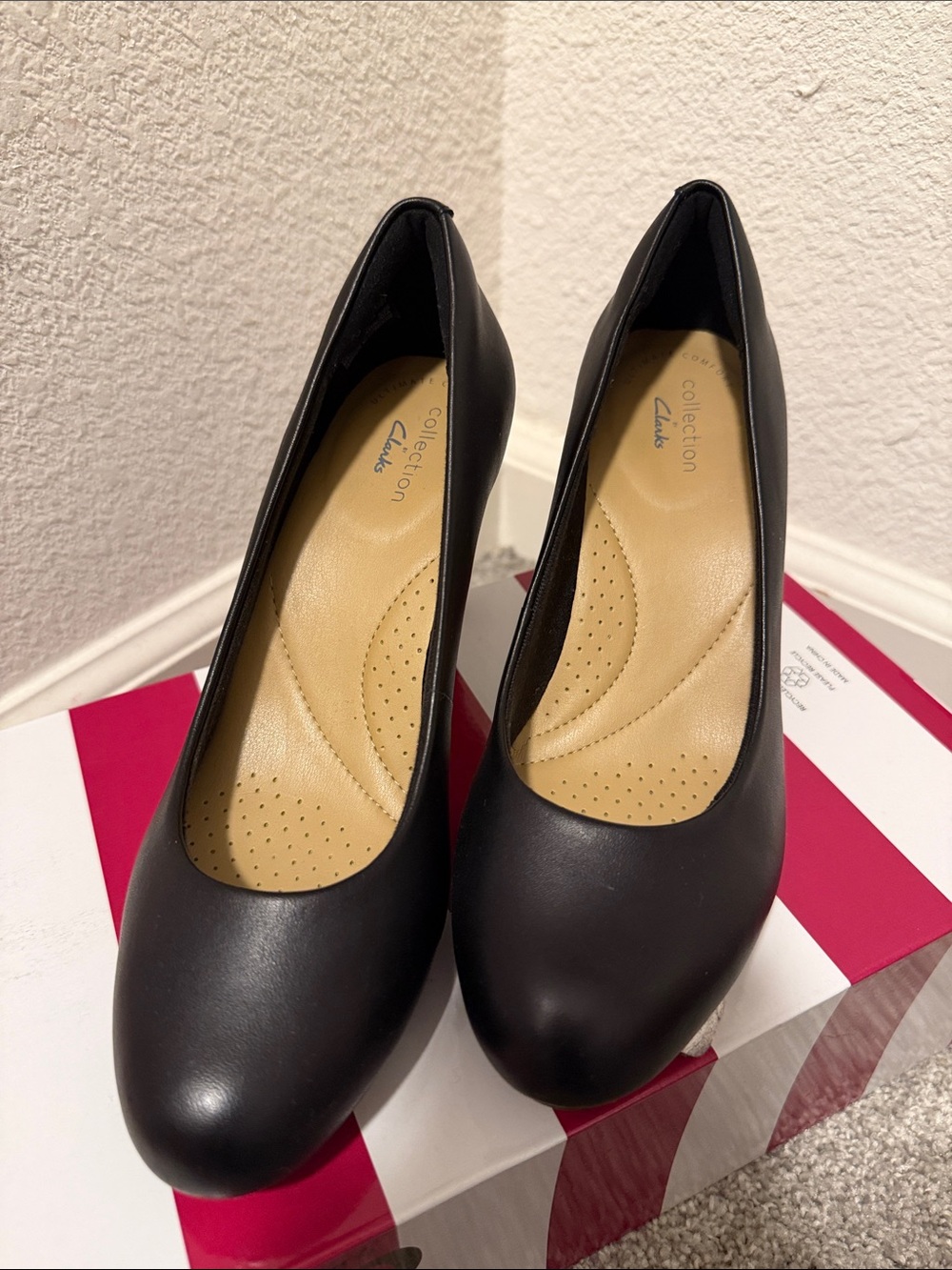 Clarks Black Round-Toe Leather Pumps